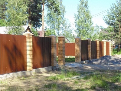 Монтаж забора из металлопрофия в Барановичах