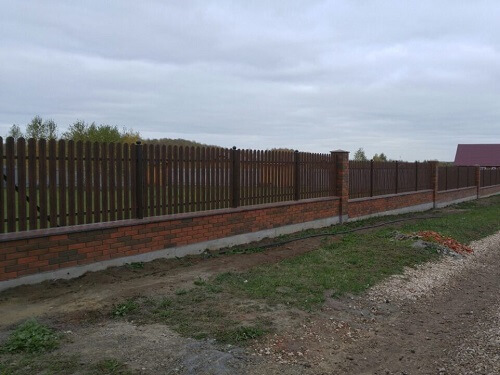 Монтаж забора из металлоштакетника в Барановичах