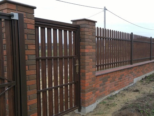 Установка забора из металлоштакетника в Барановичах